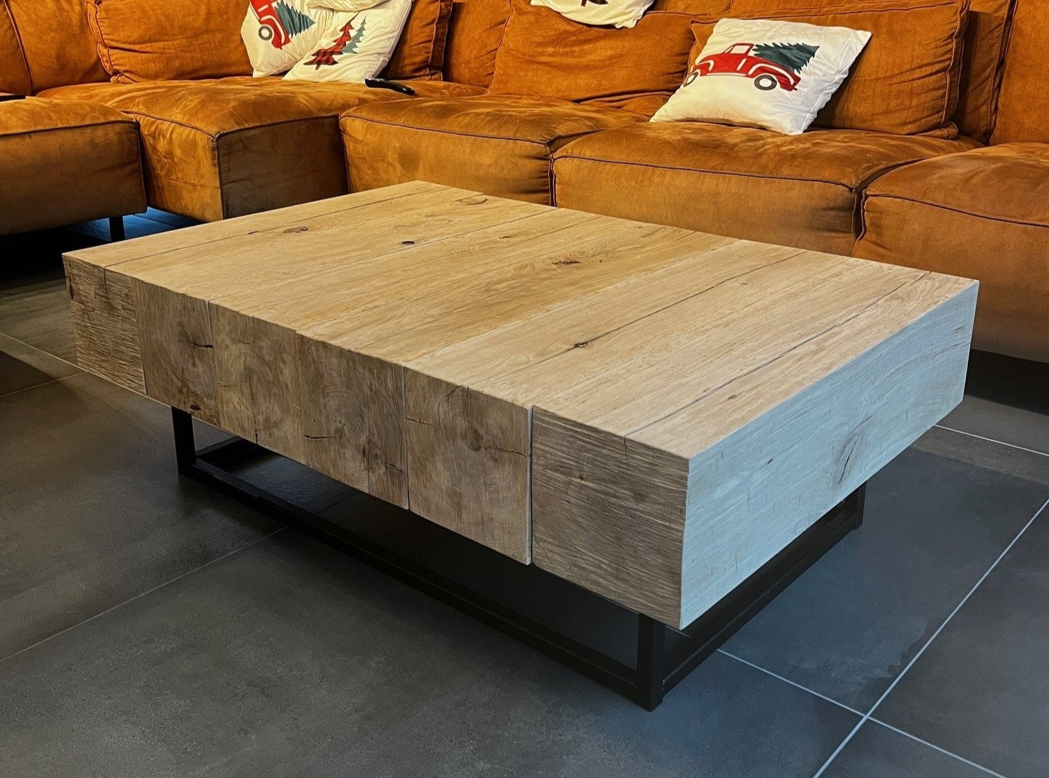 Salontafel van massief eiken balken met zwart onderstel