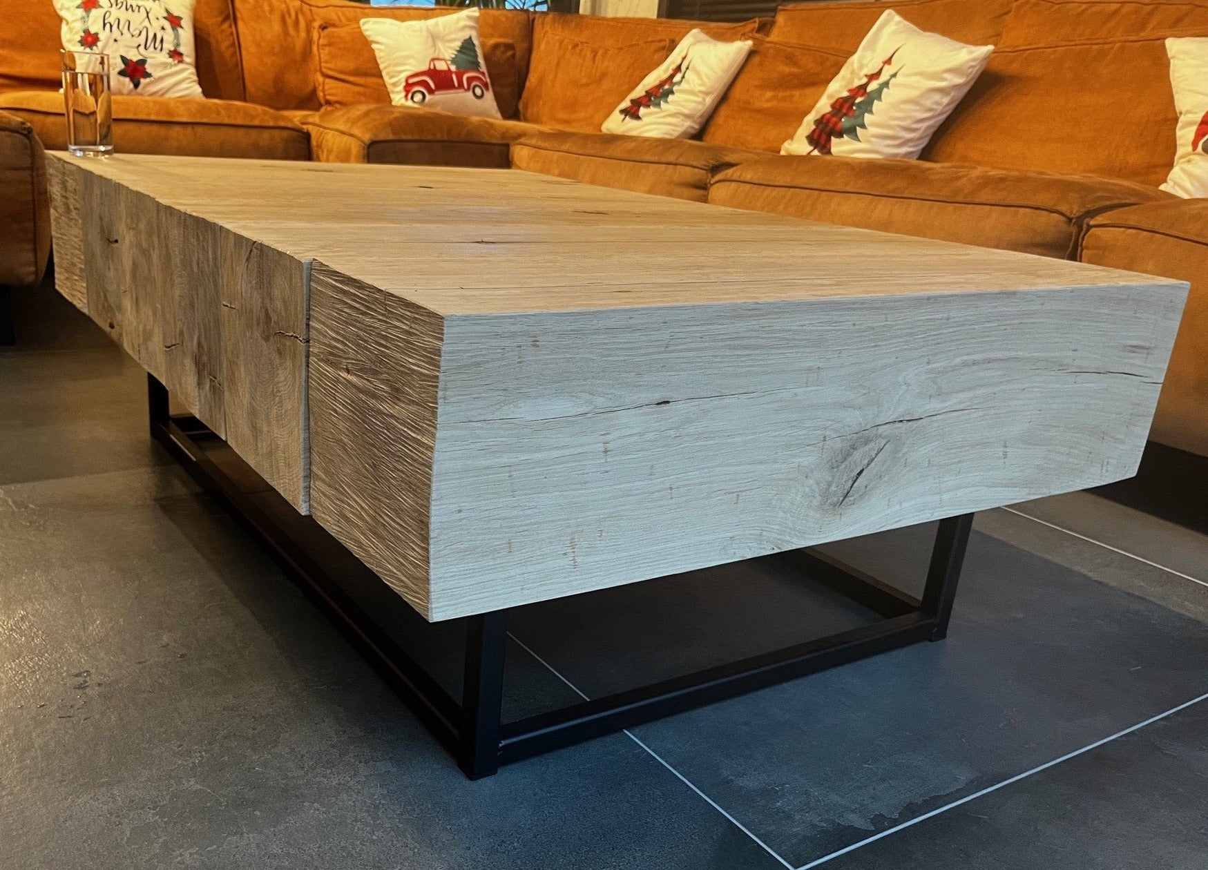 Zijaanzicht-salontafel-massief-eiken