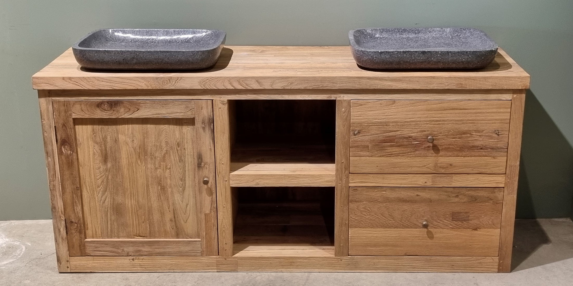 teakhouten badkamermeubel met dubbele wastafel close up