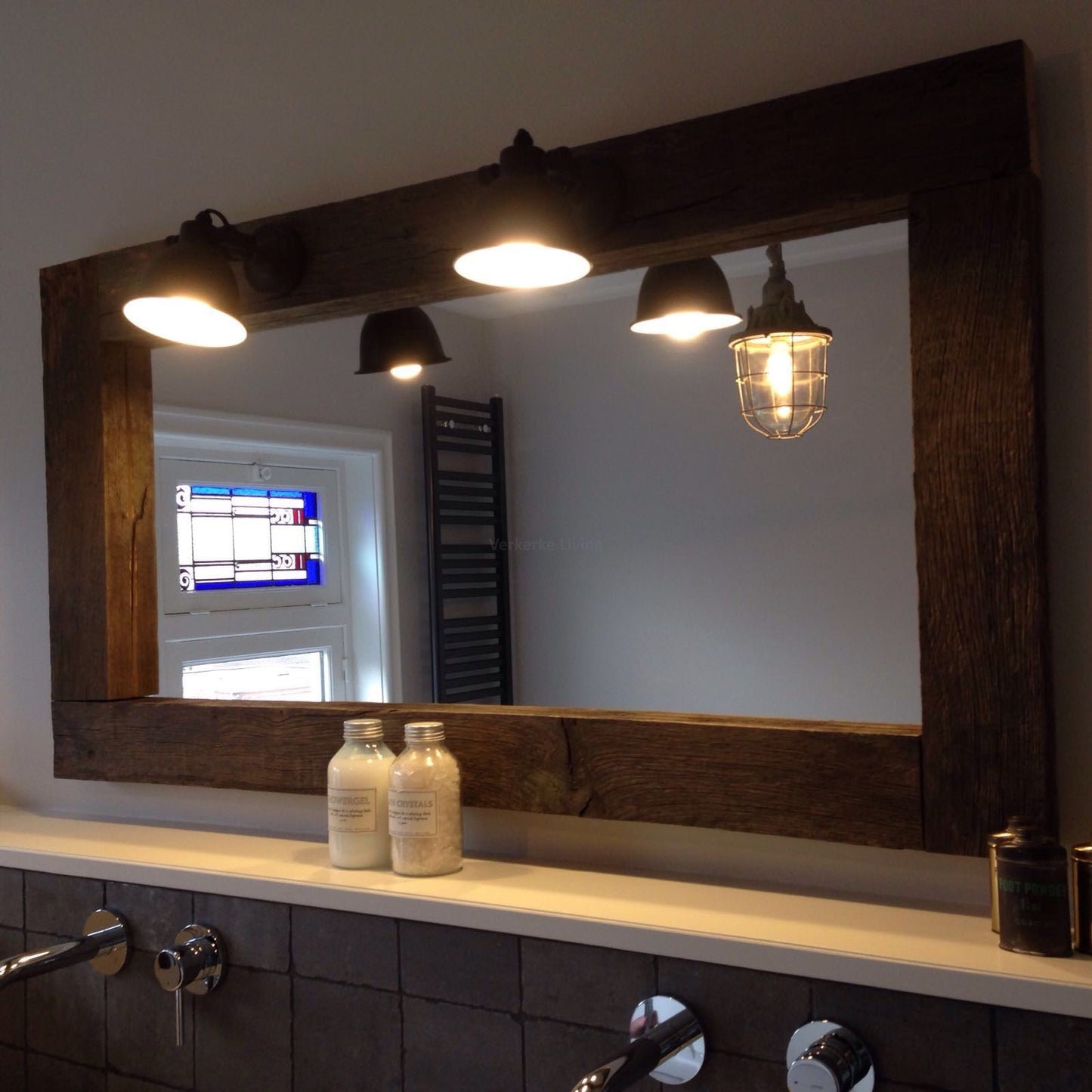 Spiegel met een geborsteld wagondelen lijst