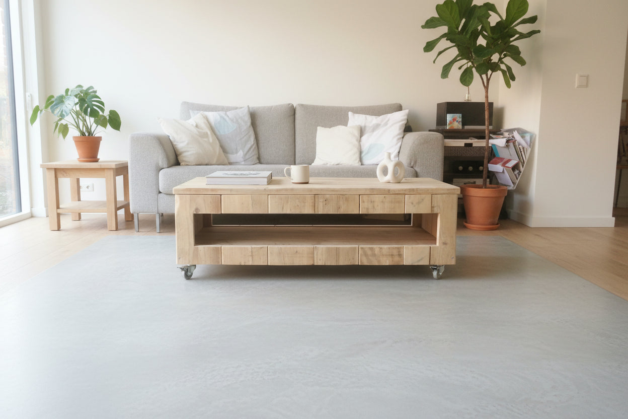 stevige salontafel van steigerhout op tegelvloer