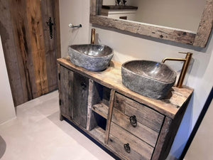Badkamermeubel van oud eiken wagonhout met lades en deur