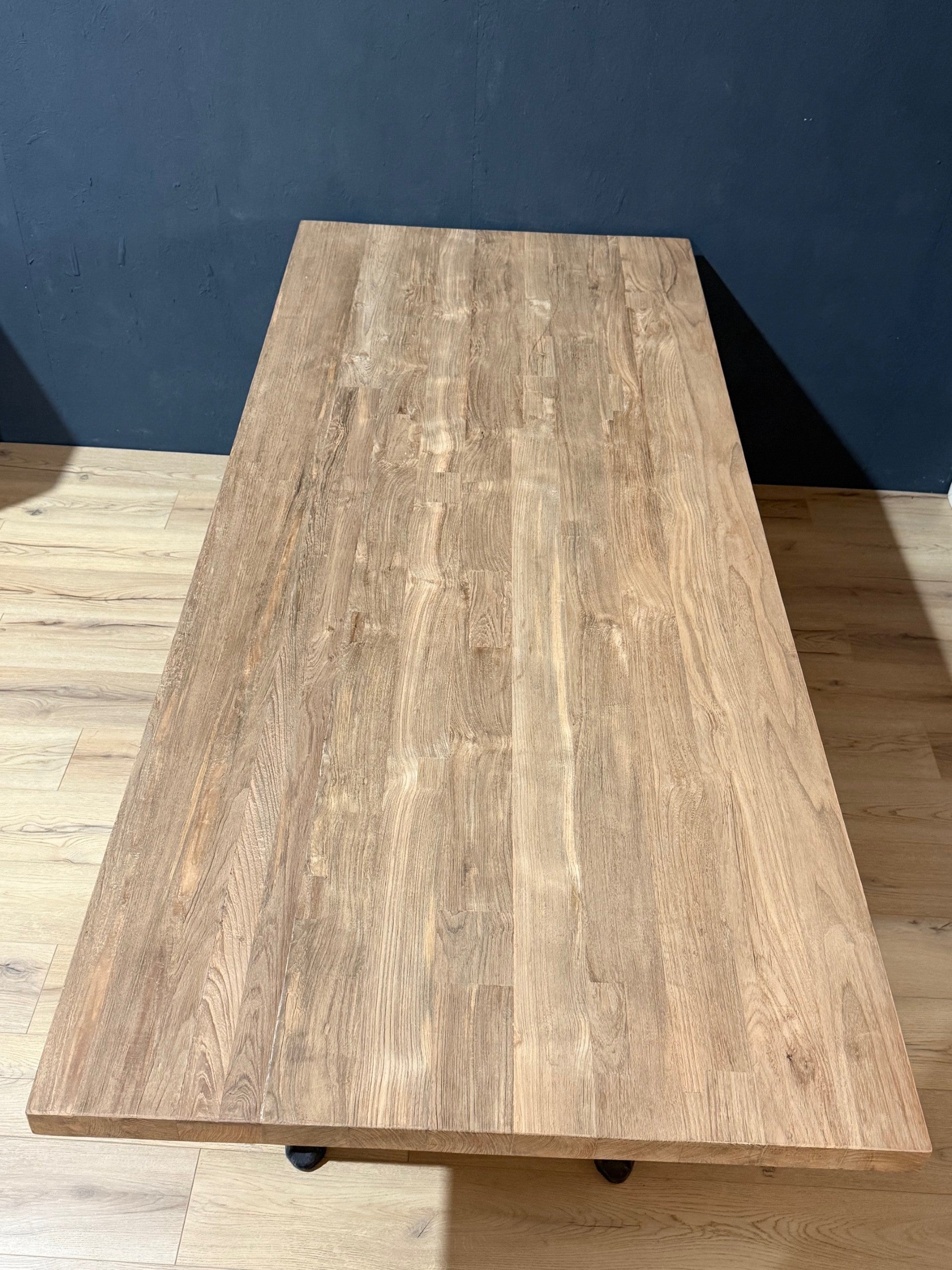 Massief teakhouten eettafel met karakter
