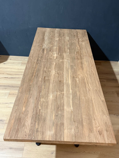 Massief teakhouten eettafel met karakter