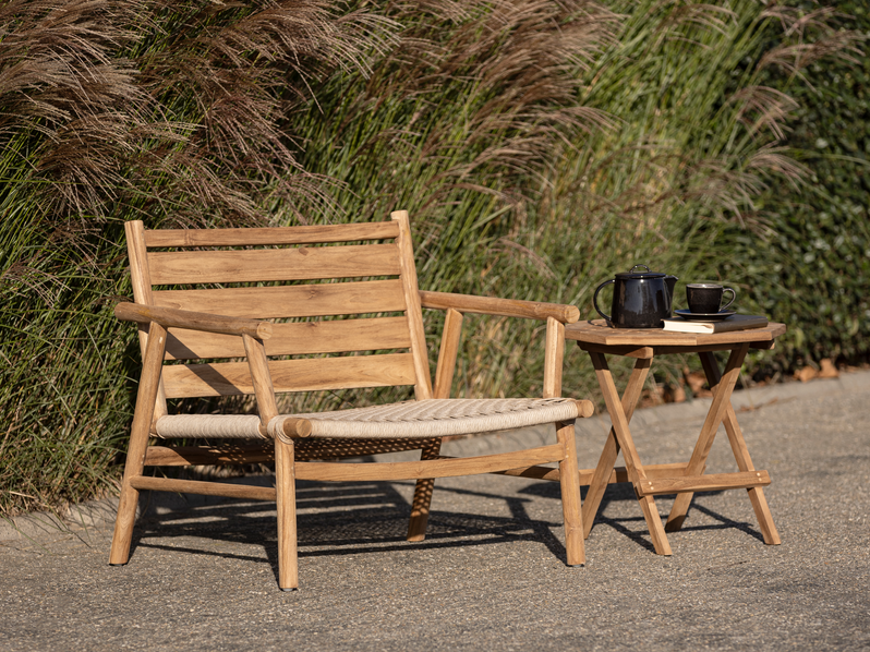 Must Living opvouwbare bijzettafel Owen | Houten Tuinmeubels | Productfotografie sfeer