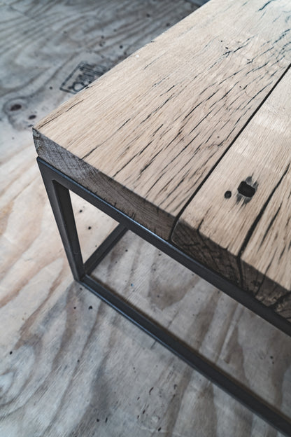 Bovenaanzicht Robuuste salontafel, afgewerkt met een frame van staal