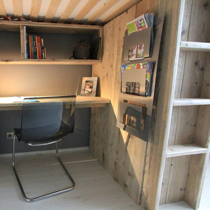 Bureau en boekenplank onder steigerhouten hoogslaper