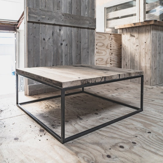 Robuuste salontafel, afgewerkt met een frame van staal