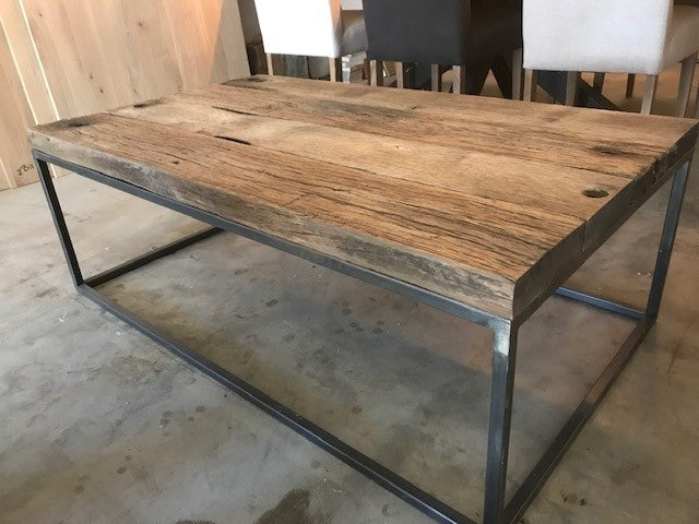 Salontafel van wagondelen met stalen onderstel closeup