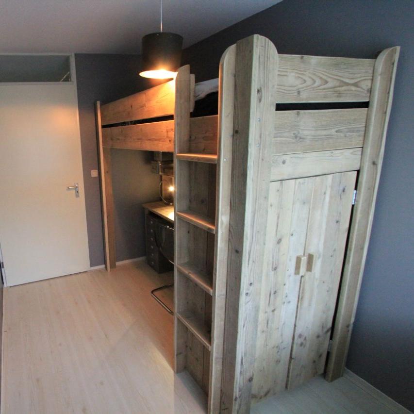 Steigerhouten hoogslaper met trap en uitvalbeveiliging