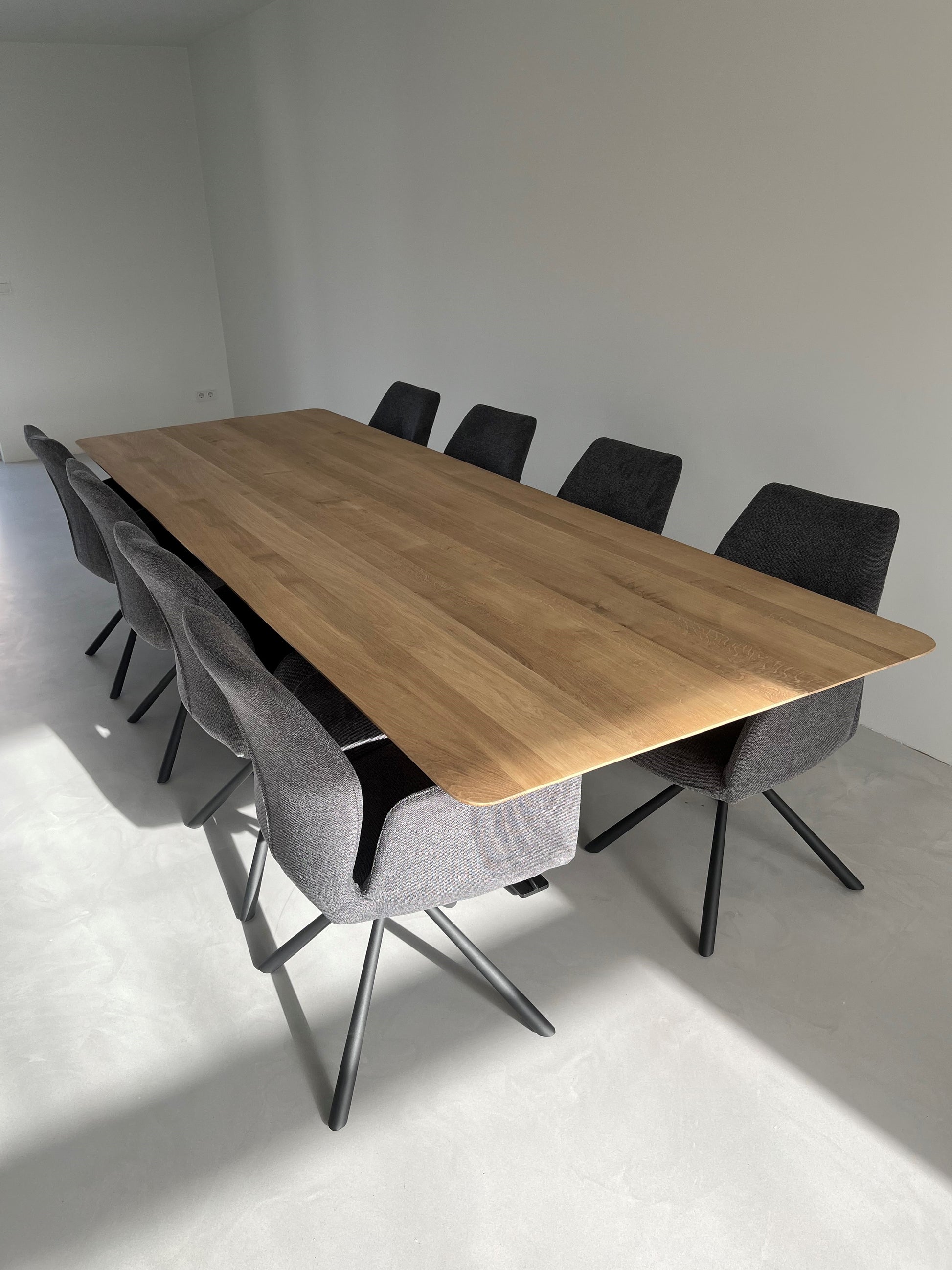 Eiken tafel met afgeronde hoeken met Eiken Matrix - Eco tafels Eiken tafel met afgeronde hoeken met Eiken Matrix - Eco tafels